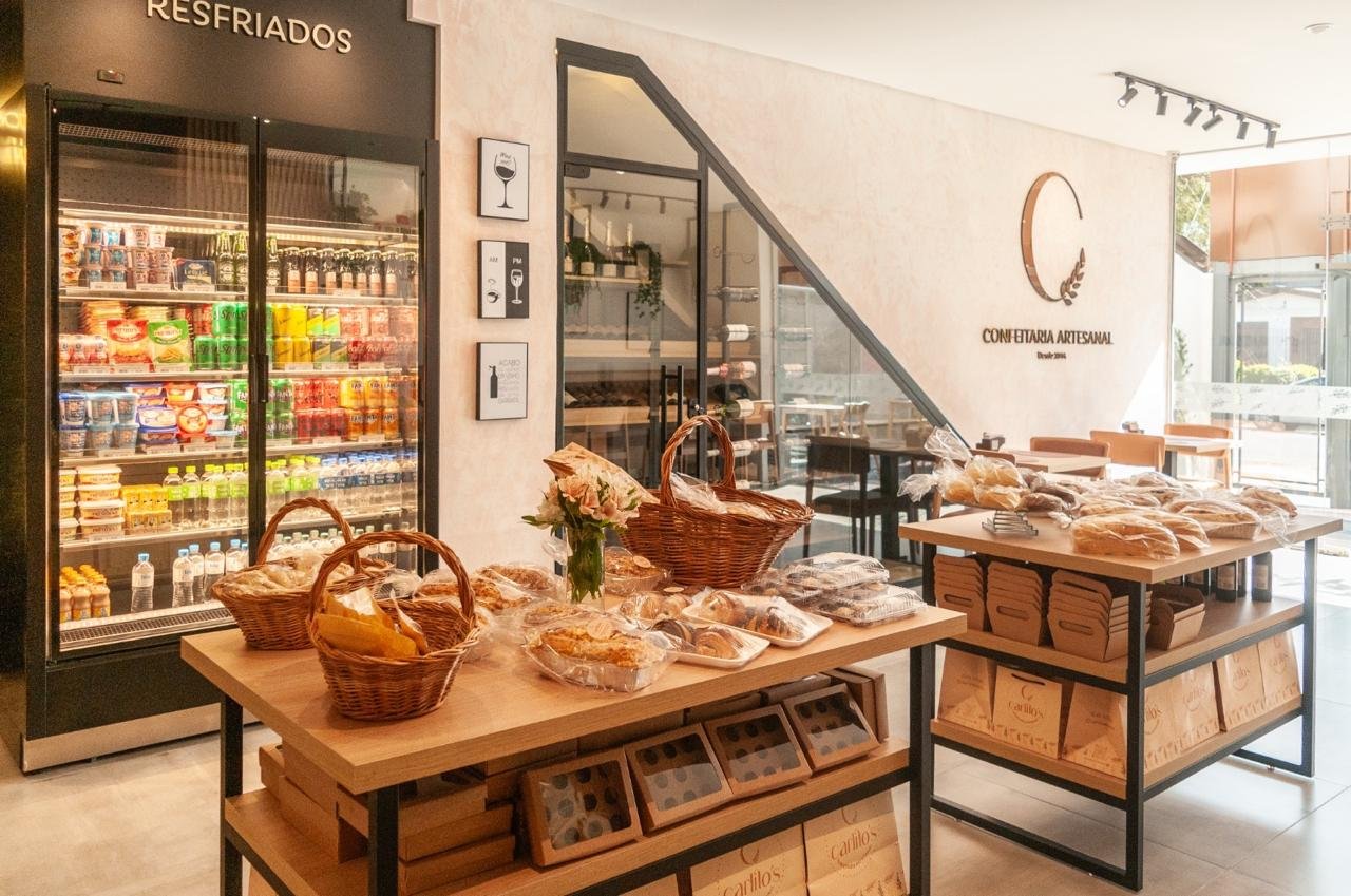 Mesa com pães artesanais e cestas de produtos